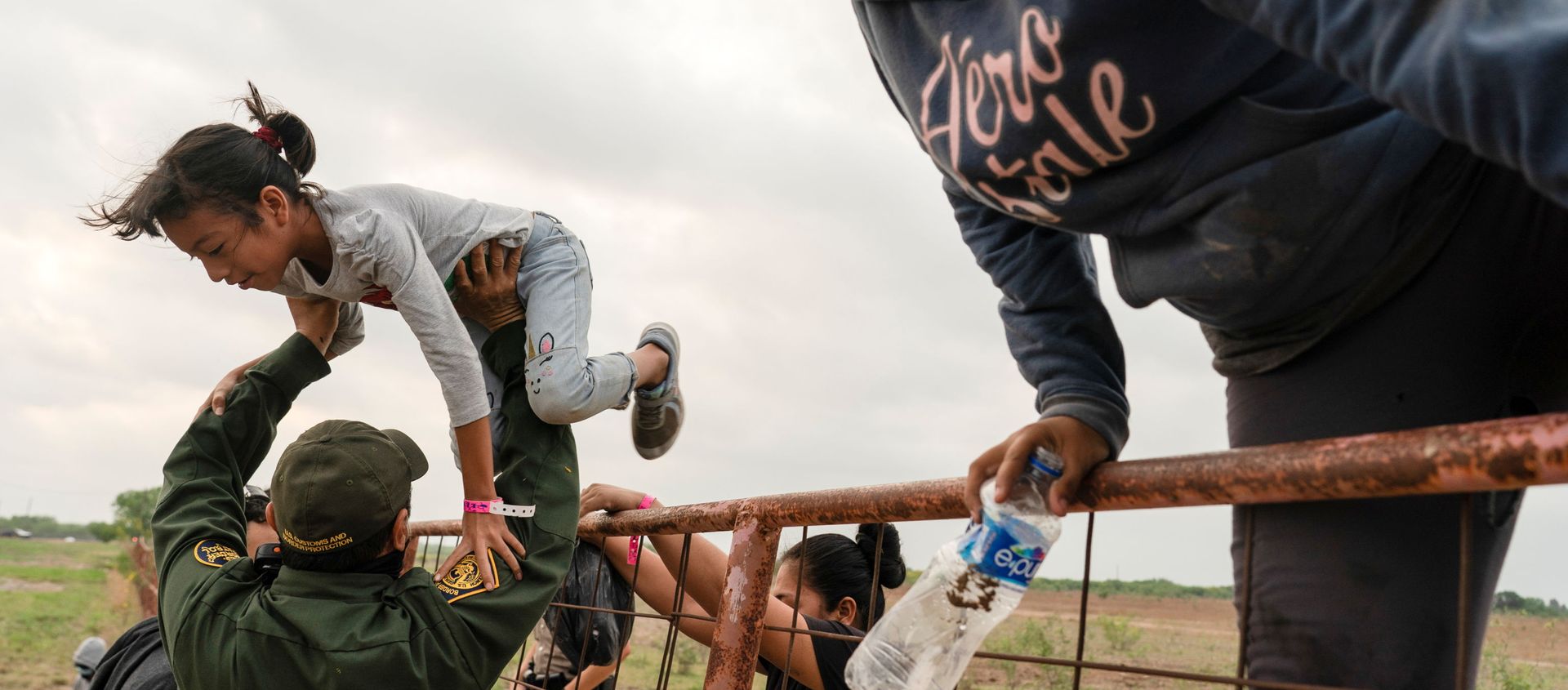 Central American migrants climb over a fence as they are detained by U.S. Border Patrol agents after crossing the Rio Grande river into the United States from Mexico in La Joya, Texas, U.S.,  April 27, 2021. - Sputnik International, 1920, 27.04.2021