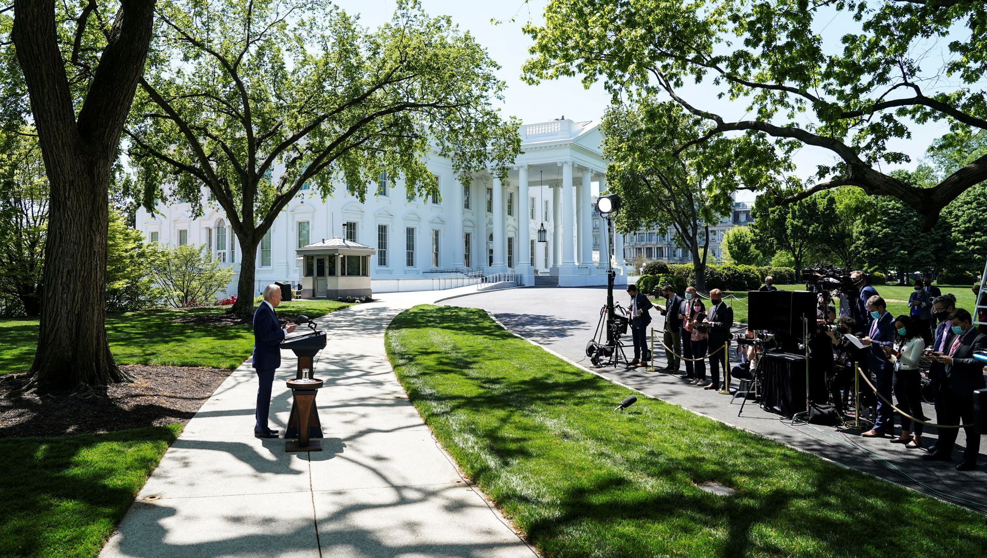 U.S. President Joe Biden delivers remarks on the administration's coronavirus disease (COVID-19) response outside the White House in Washington, U.S., April 27, 2021. U.S. President Joe Biden delivers remarks on the administration's coronavirus disease (COVID-19) response outside the White House in Washington, U.S., April 27, 2021. - Sputnik International, 1920, 27.04.2021