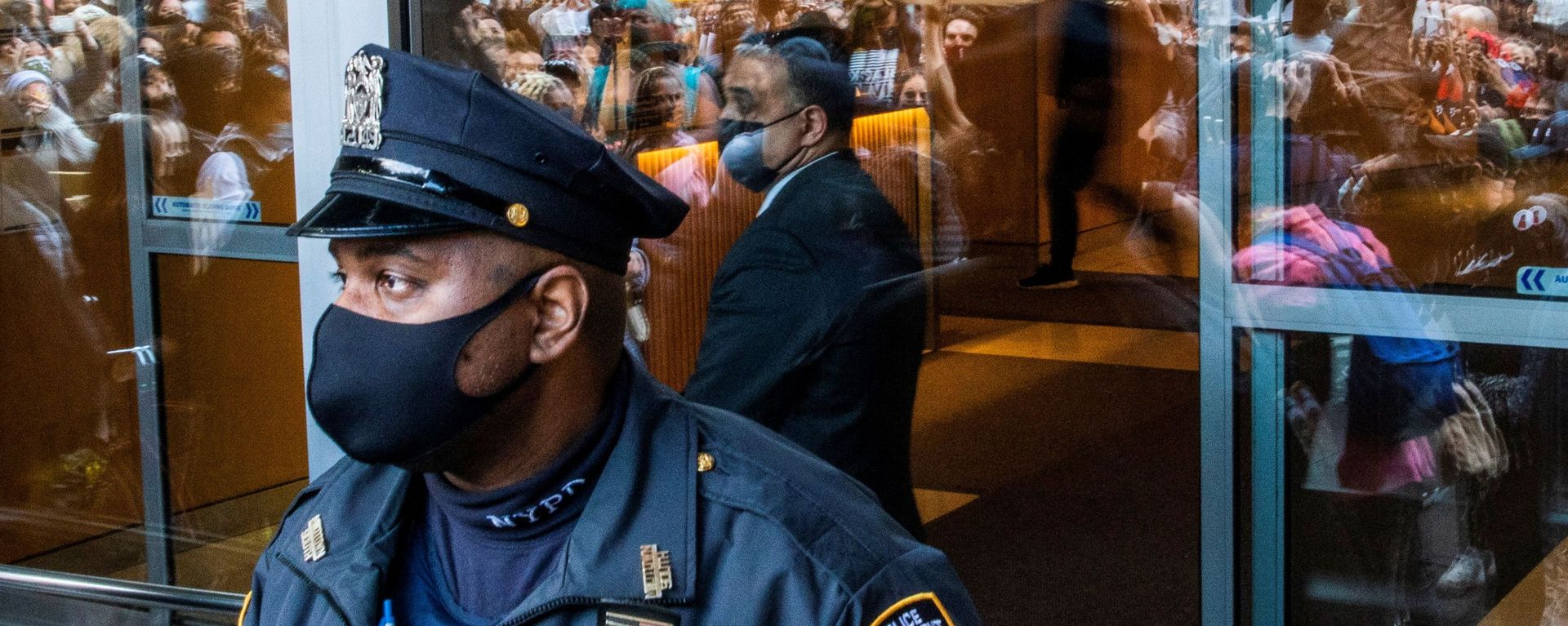 An officer from the New York Police Department (NYPD) stands guard as people march during a Stop Asian Hate rally in New York City, U.S., April 4, 2021. - Sputnik International, 1920, 29.04.2021