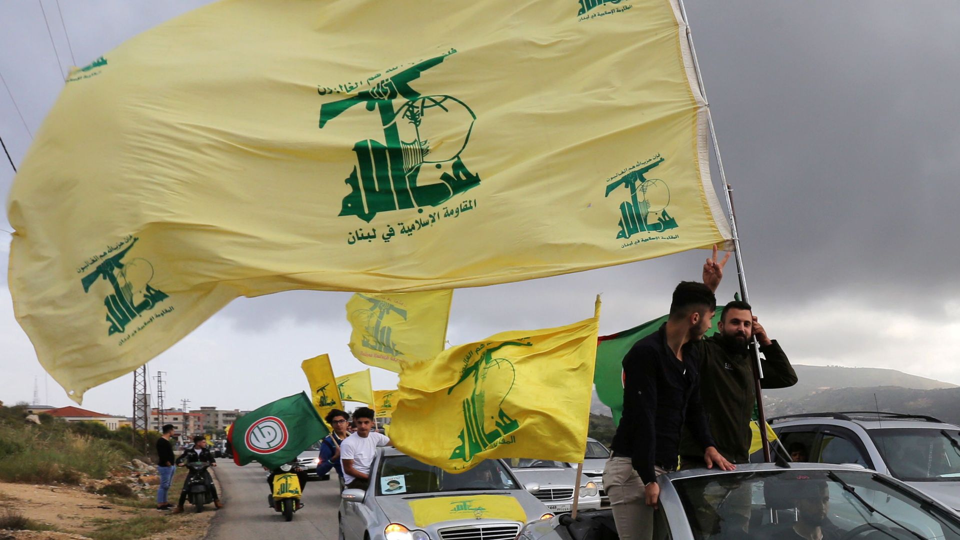 FILE PHOTO: A supporter of Lebanon's Hezbollah gestures as he holds a Hezbollah flag in Marjayoun, Lebanon May 7, 2018. FILE PHOTO: A supporter of Lebanon's Hezbollah gestures as he holds a Hezbollah flag in Marjayoun, Lebanon May 7, 2018. - Sputnik International, 1920, 28.04.2021