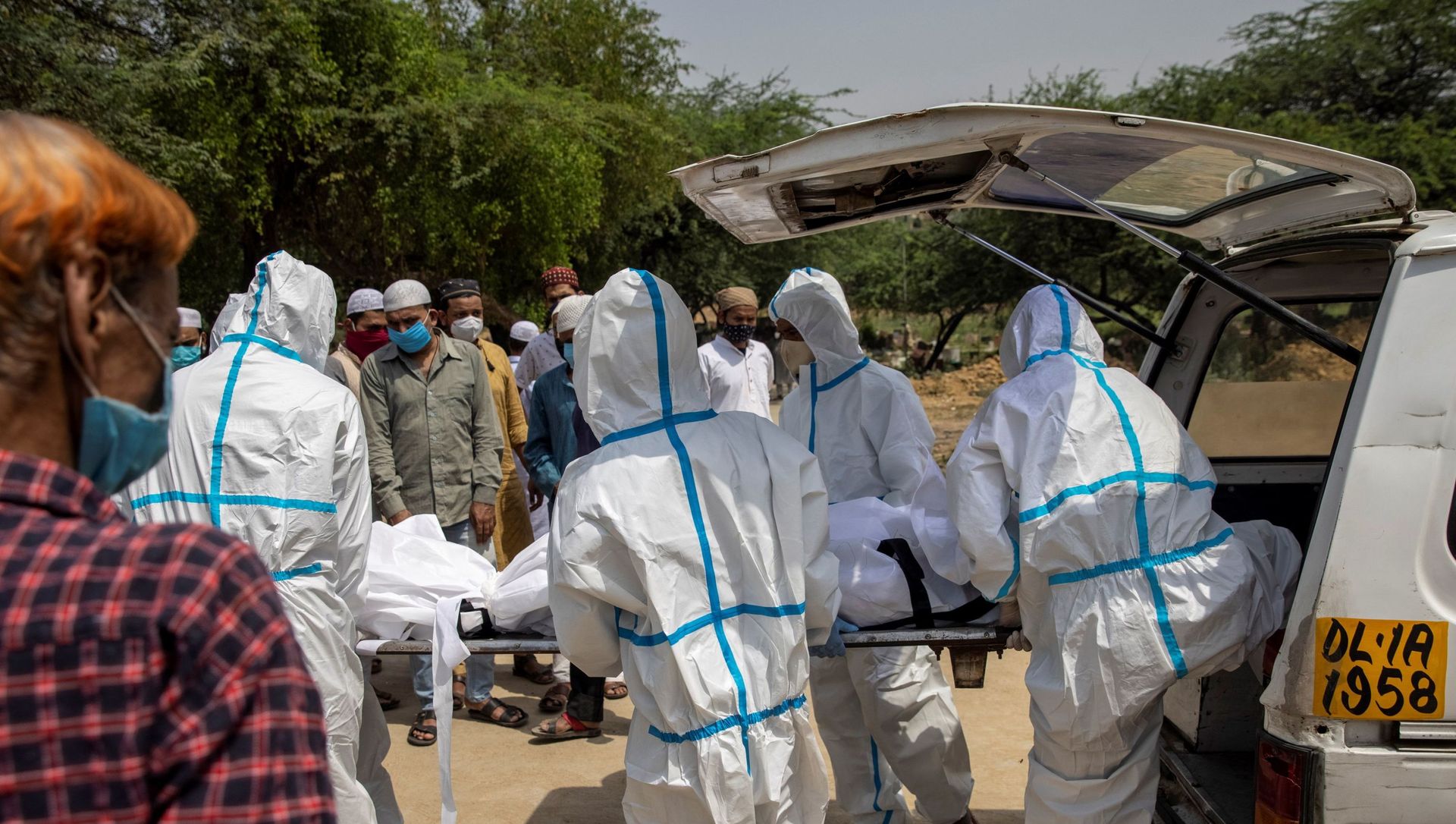 Healthcare workers and relatives carry the body of a person, who died from the coronavirus disease (COVID-19), for his burial at a graveyard in New Delhi, India, April 28, 2021. Healthcare workers and relatives carry the body of a person, who died from the coronavirus disease (COVID-19), for his burial at a graveyard in New Delhi, India, April 28, 2021. - Sputnik International, 1920, 25.05.2021