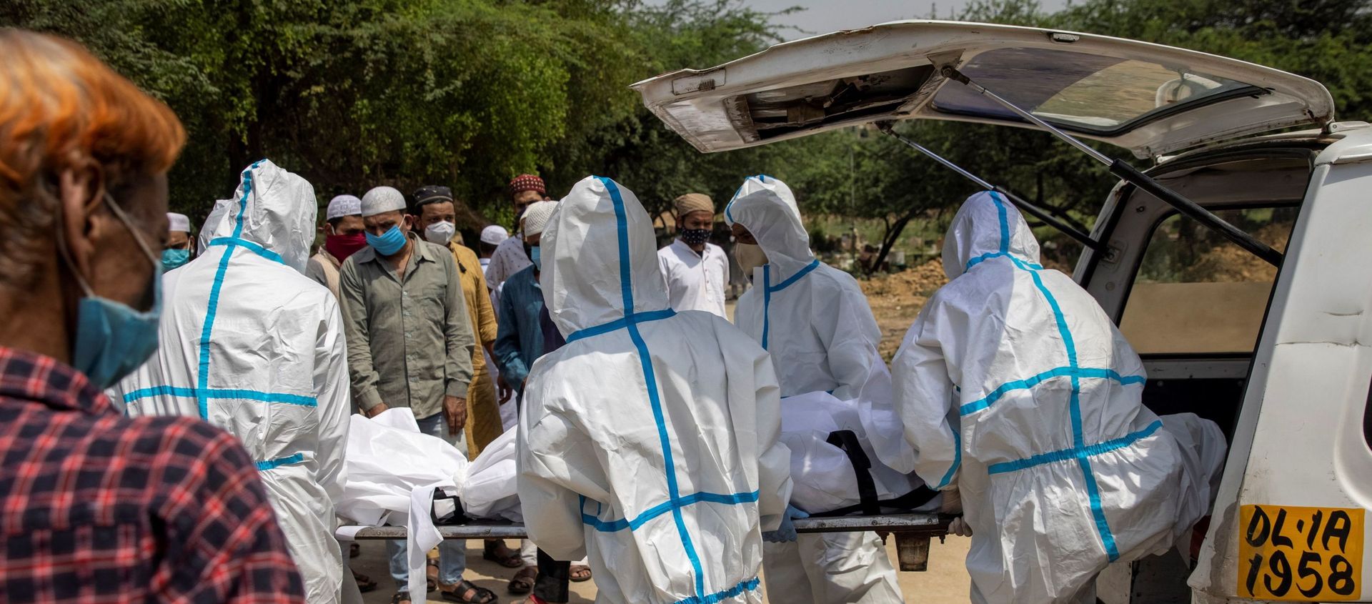 Healthcare workers and relatives carry the body of a person, who died from the coronavirus disease (COVID-19), for his burial at a graveyard in New Delhi, India, April 28, 2021. Healthcare workers and relatives carry the body of a person, who died from the coronavirus disease (COVID-19), for his burial at a graveyard in New Delhi, India, April 28, 2021. - Sputnik International, 1920, 25.05.2021