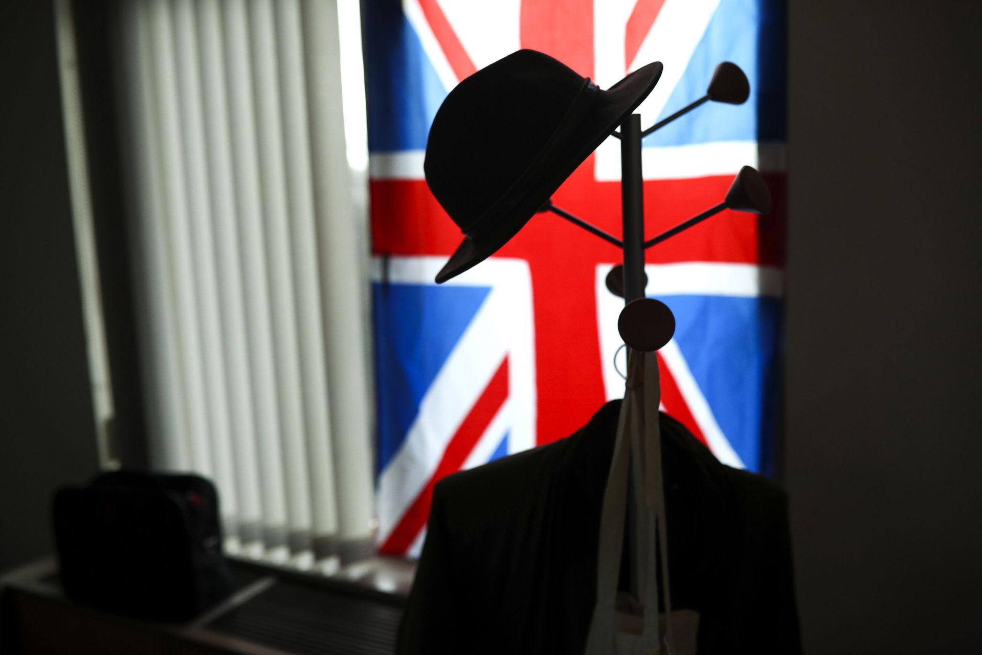 A hat hangs on a coat stand in front of the Union flag (File) - Sputnik International, 1920, 05.02.2023