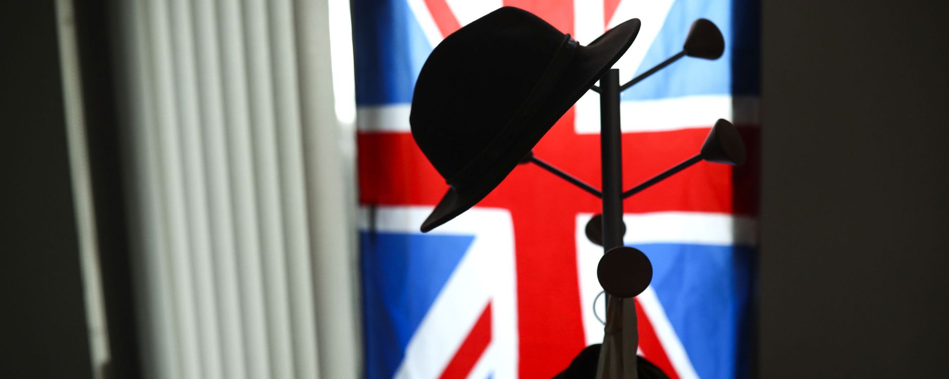 A hat hangs on a coat stand in front of the Union flag (File) - Sputnik International, 1920, 07.10.2024