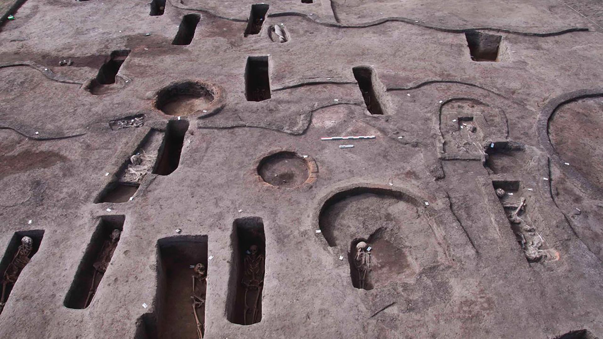 This photo provided by the Egyptian Tourism and Antiquities Ministry on Tuesday, 27 April 2021, shows ancient burial tombs unearthed recently, some with human remains, in the Koum el-Khulgan archeological site, in the Nile Delta province of Dakahlia, around 150 kilometers (93 miles) northeast of Cairo, Egypt This photo provided by the Egyptian Tourism and Antiquities Ministry on Tuesday, 27 April 2021, shows ancient burial tombs unearthed recently, some with human remains, in the Koum el-Khulgan archeological site, in the Nile Delta province of Dakahlia, around 150 kilometers (93 miles) northeast of Cairo, Egypt - Sputnik International, 1920, 28.04.2021
