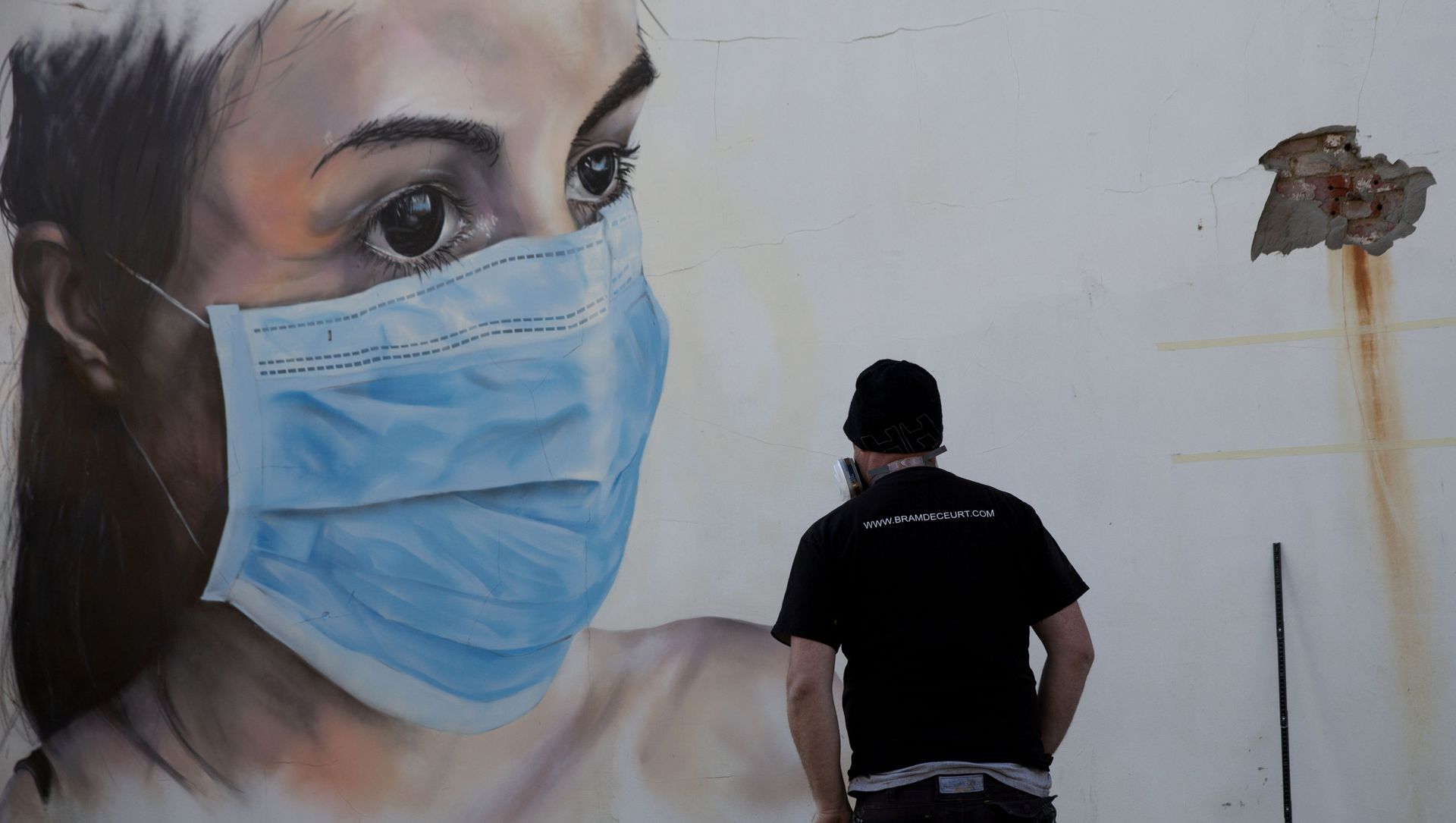 Graffiti artist Bram De Ceurt takes a step back as he works on a street graffiti piece of a nurse with a mouth mask to protect against coronavirus in Antwerp, Belgium, Thursday, March 26, 2020 Graffiti artist Bram De Ceurt takes a step back as he works on a street graffiti piece of a nurse with a mouth mask to protect against coronavirus in Antwerp, Belgium, Thursday, March 26, 2020 - Sputnik International, 1920, 28.04.2021