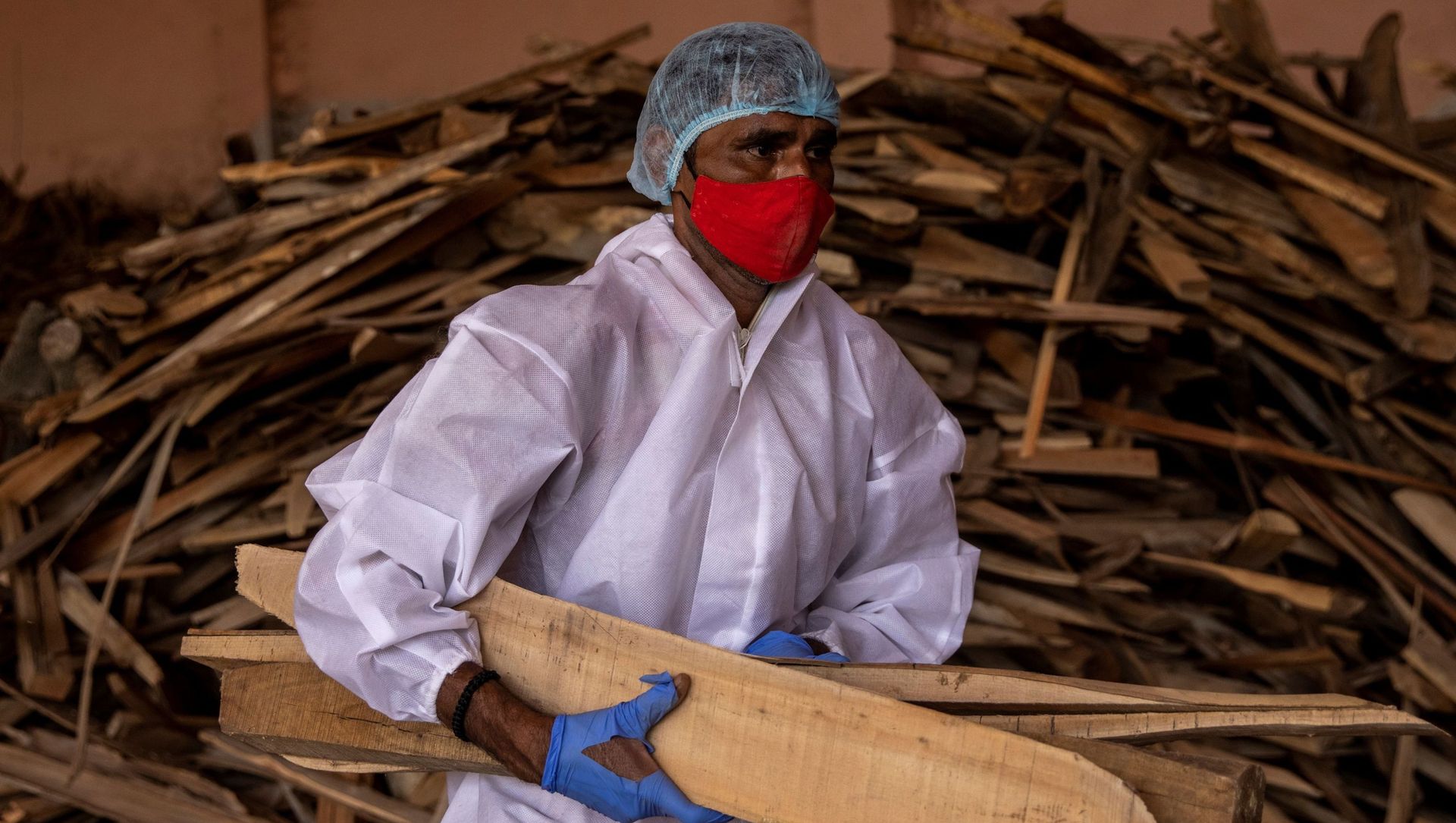 A man carries wood to cremate his relative, who died due to the coronavirus disease (COVID-19), at a crematorium ground in New Delhi, India, April 28, 2021 A man carries wood to cremate his relative, who died due to the coronavirus disease (COVID-19), at a crematorium ground in New Delhi, India, April 28, 2021 - Sputnik International, 1920, 28.04.2021