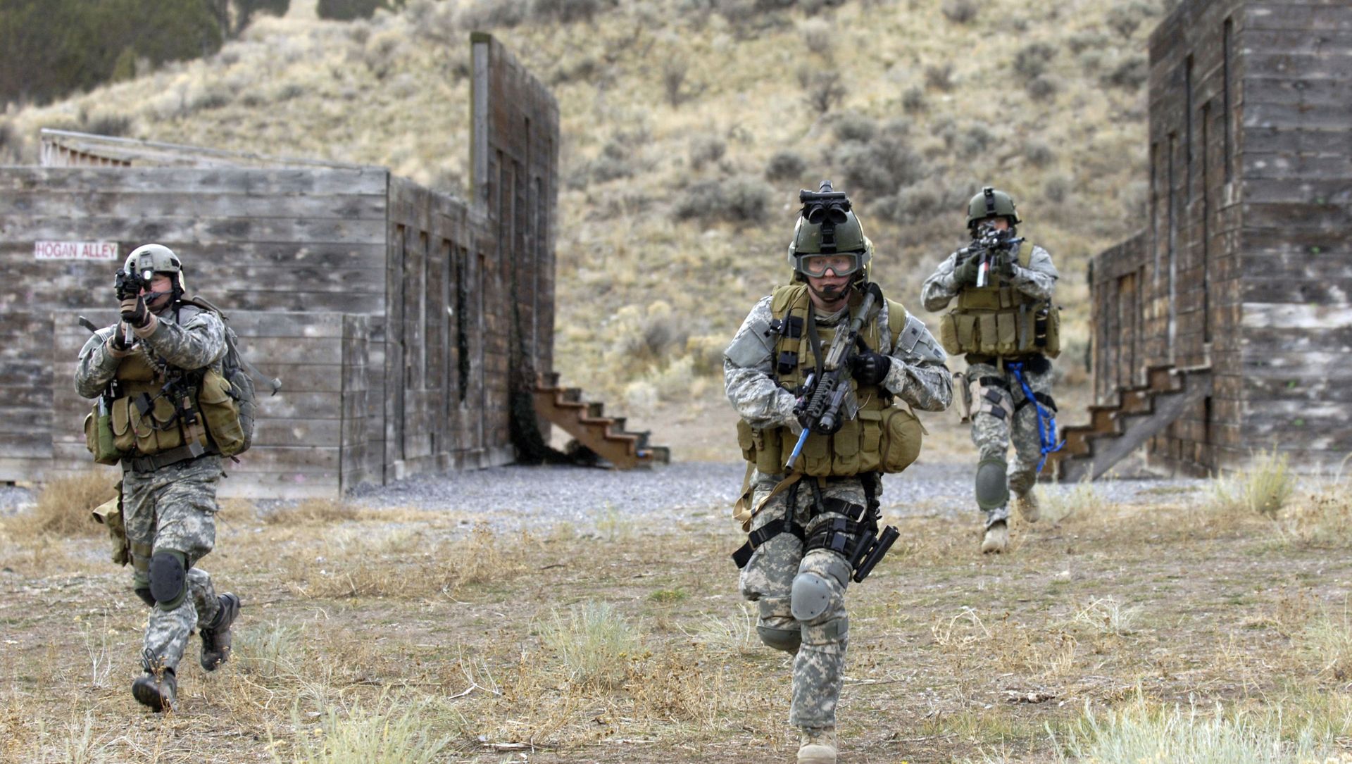 U.S. Army Soldiers from the 19th Special Forces, Utah National Guard conduct an urban village assault Nov. 13, 2007, at Camp Williams, Utah, during an extraction of a simulated downed pilot as a part of a Combat Search and Rescue (CSAR) Integration exercise. U.S. Army Soldiers from the 19th Special Forces, Utah National Guard conduct an urban village assault Nov. 13, 2007, at Camp Williams, Utah, during an extraction of a simulated downed pilot as a part of a Combat Search and Rescue (CSAR) Integration exercise. - Sputnik International, 1920, 28.04.2021