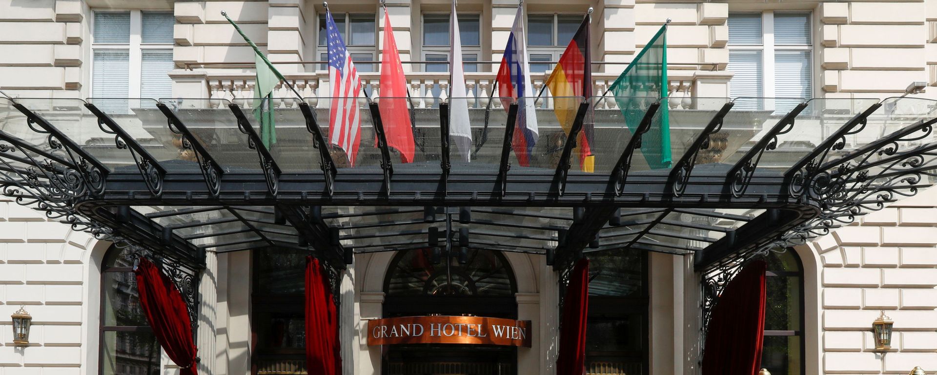 Police stand outside a hotel where a meeting of the Joint Commission of the Joint Comprehensive Plan of Action (JCPOA), or Iran nuclear deal, is held in Vienna, Austria, April 20, 2021. Police stand outside a hotel where a meeting of the Joint Commission of the Joint Comprehensive Plan of Action (JCPOA), or Iran nuclear deal, is held in Vienna, Austria, April 20, 2021. - Sputnik International, 1920, 03.11.2021