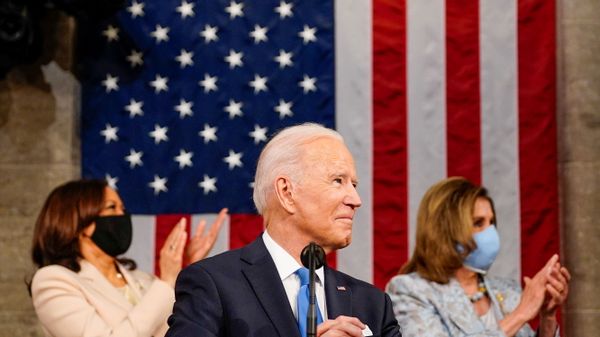President Joe Biden addresses a joint session of Congress, with Vice President Kamala Harris and House Speaker Nancy Pelosi (D-Calif.) on the dais behind him, in Washington, U.S., April 28, 2021.    - Sputnik International