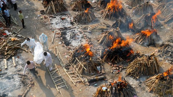 A general view of the mass cremation of those who died from the coronavirus disease (COVID-19) at a crematorium in New Delhi, India April 26, 2021 - Sputnik International