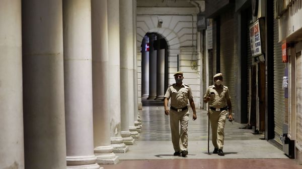 Police officers patrol in front of closed shops at a market area during a curfew to limit the spread of the coronavirus disease (COVID-19), in New Delhi, India, April 6, 2021. - Sputnik International