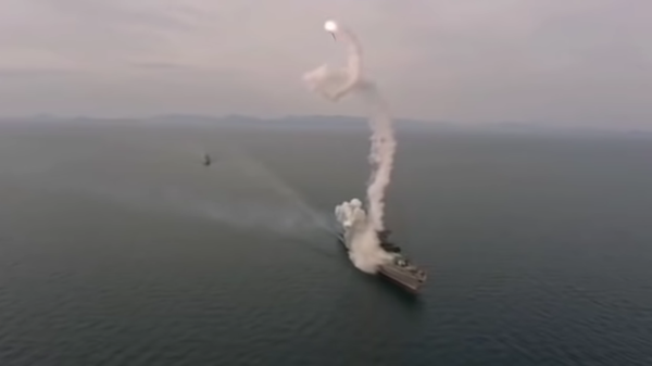 A  3M-54 Kalibr cruise missile spirals out of a control in a test-firing by the destroyer Marshal Shaposhnikov - Sputnik International