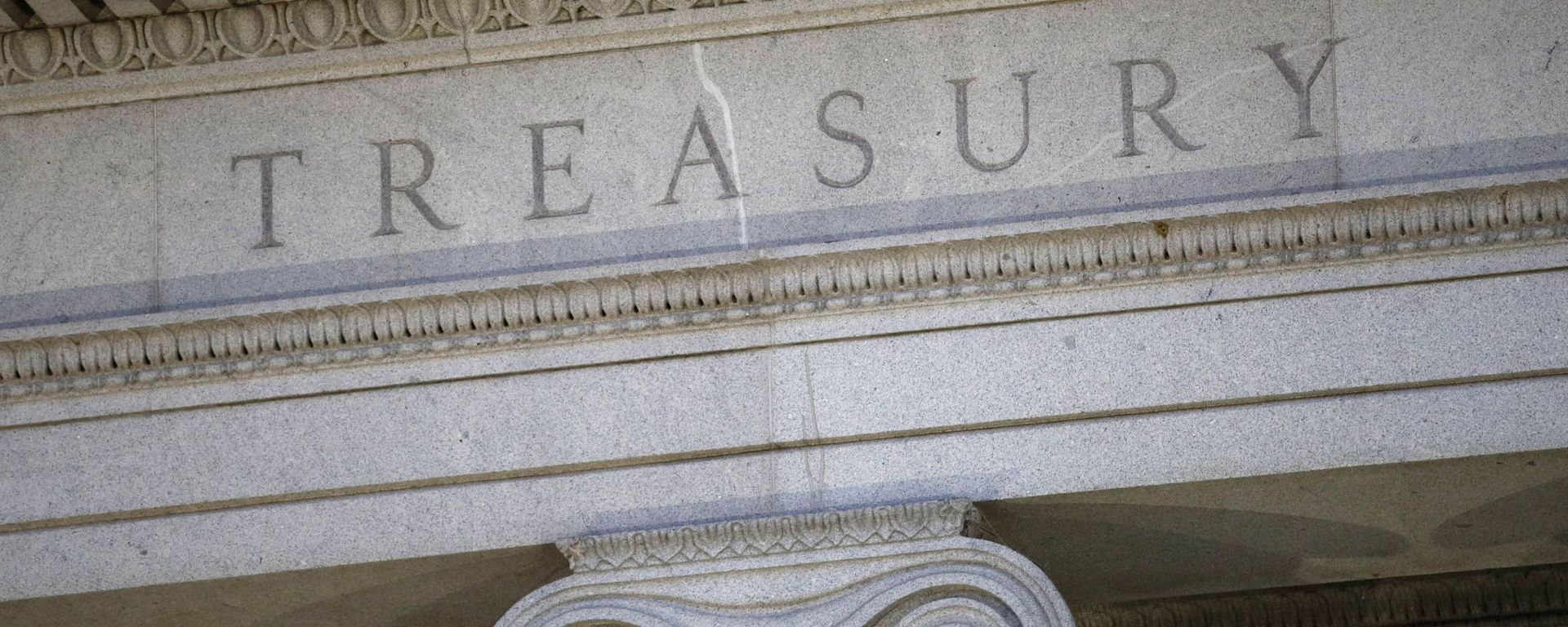 This June 6, 2019, file photo shows the U.S. Treasury Department building at dusk in Washington.  The U.S. Treasury has removed Vietnam and Switzerland from the list of nations labeled as currency manipulators, reversing a decision made by the Trump administration in December - Sputnik International, 1920, 17.11.2021