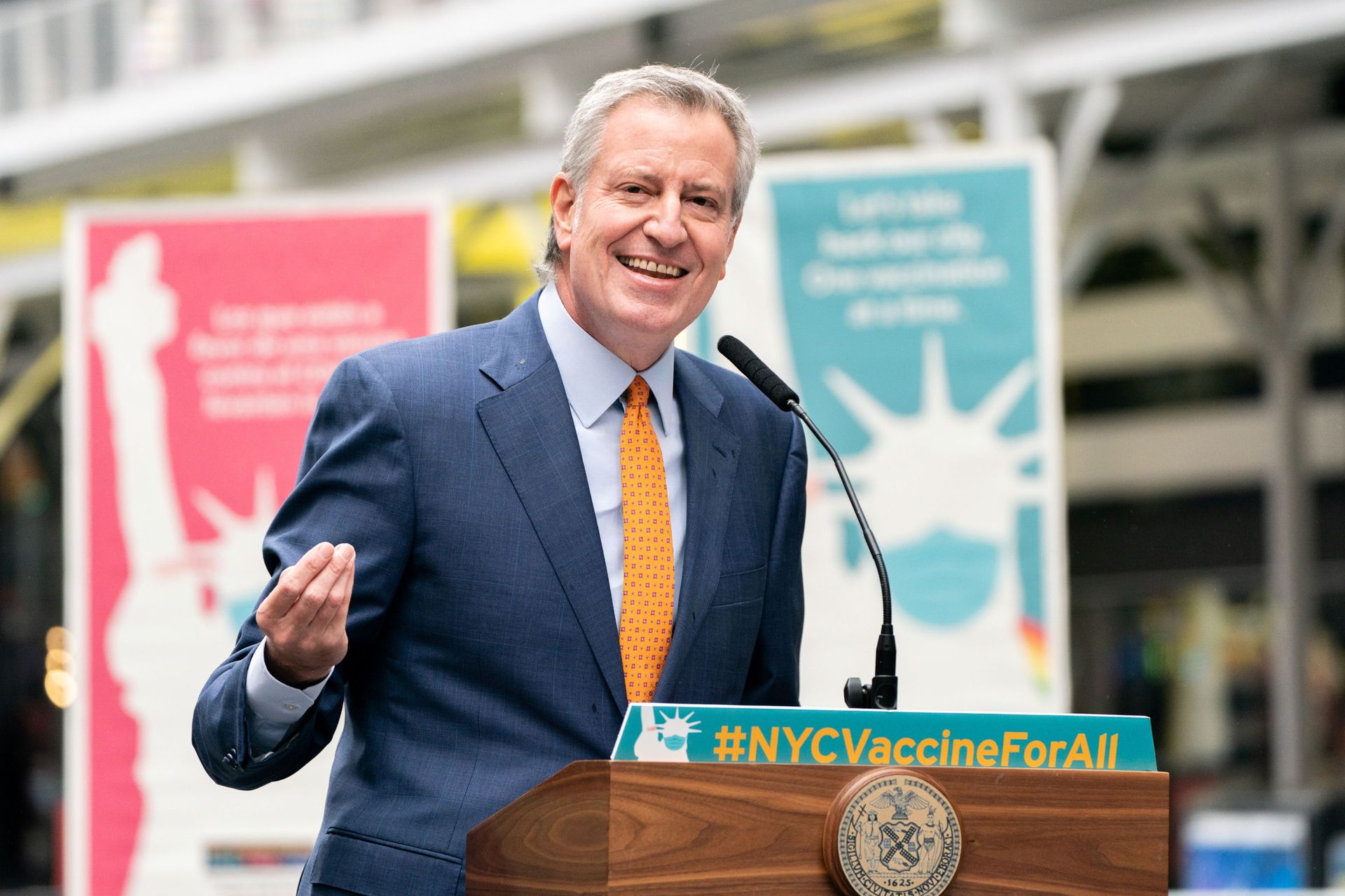 New York City Mayor Bill de Blasio speaks during the opening of the Broadway vaccination site amid coronavirus disease (COVID-19) pandemic in New York City, U.S., April 12, 2021 New York City Mayor Bill de Blasio speaks during the opening of the Broadway vaccination site amid coronavirus disease (COVID-19) pandemic in New York City, U.S., April 12, 2021 - Sputnik International, 1920, 07.09.2021