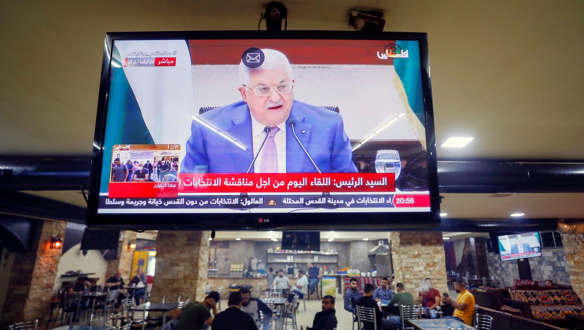 A screen displaying a live broadcast of Palestinian President Mahmoud Abbas's speech during a meeting to discuss upcoming elections, is seen in a coffee shop in Ramallah in the Israeli-occupied West Bank April 29, 2021. A screen displaying a live broadcast of Palestinian President Mahmoud Abbas's speech during a meeting to discuss upcoming elections, is seen in a coffee shop in Ramallah in the Israeli-occupied West Bank April 29, 2021. - Sputnik International, 1920, 29.04.2021
