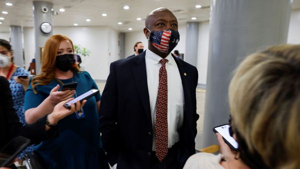 U.S. Senator Scott speaks with reporters as he transits the subway system beneath the U.S. Capitol in Washington - Sputnik International