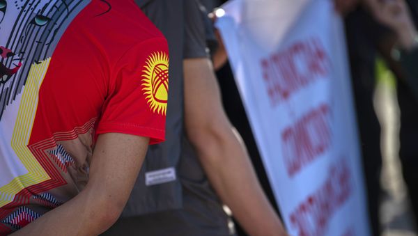 Participants of a rally near the House of the Government of Kyrgyzstan in Bishkek demanding to resolve the situation on the border with Tajikistan. - Sputnik International