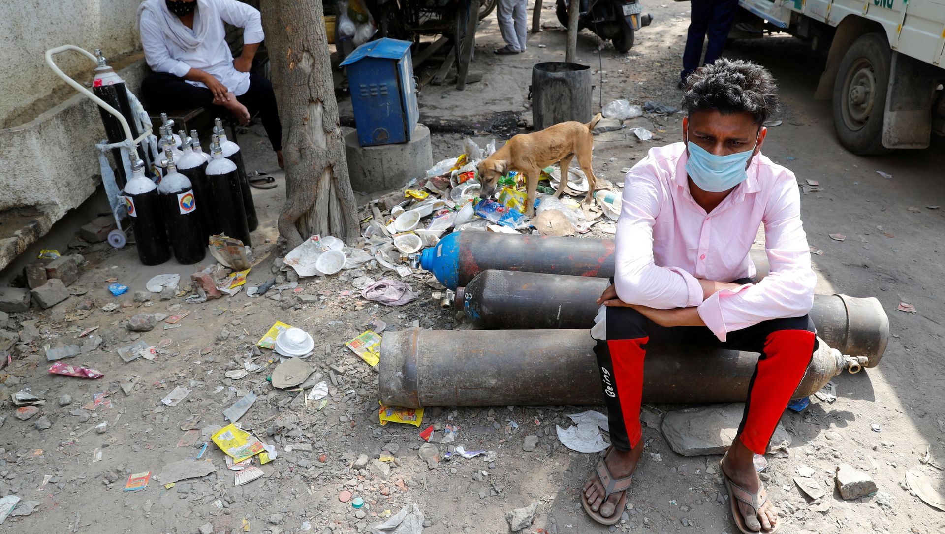 Sumit Kumar, 28, sits on an oxygen cylinder as he waits outside a factory to get it refilled, as the number of infections from the coronavirus disease (COVID-19) soars in New Delhi, India. Sumit Kumar, 28, sits on an oxygen cylinder as he waits outside a factory to get it refilled, as the number of infections from the coronavirus disease (COVID-19) soars in New Delhi, India. - Sputnik International, 1920, 30.04.2021