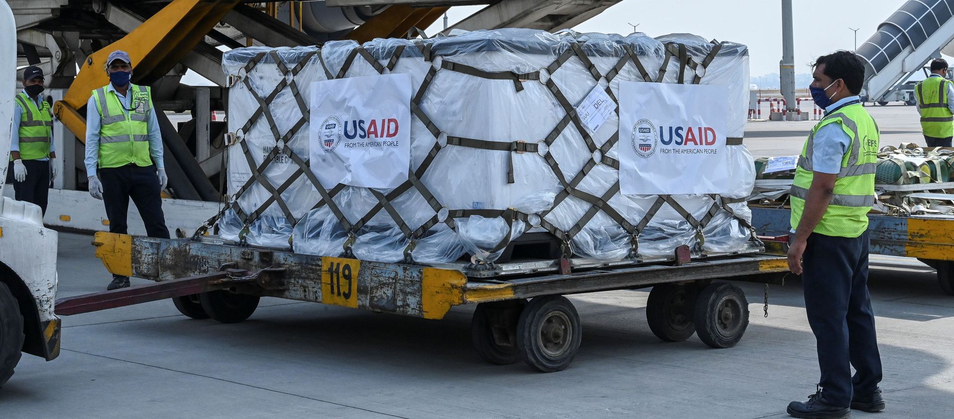 A U.S. Air Force aircraft is seen on the tarmac after landing with coronavirus disease (COVID-19) relief supplies from the United States at the Indira Gandhi International Airport cargo terminal in New Delhi, India - Sputnik International, 1920
