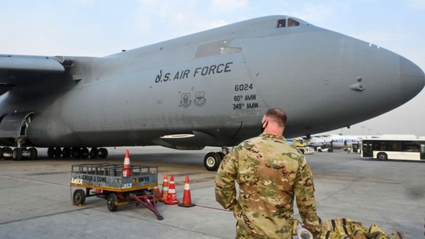 A U.S. Air Force aircraft is seen on the tarmac after landing with coronavirus disease (COVID-19) relief supplies from the United States at the Indira Gandhi International Airport cargo terminal in New Delhi, India  - Sputnik International