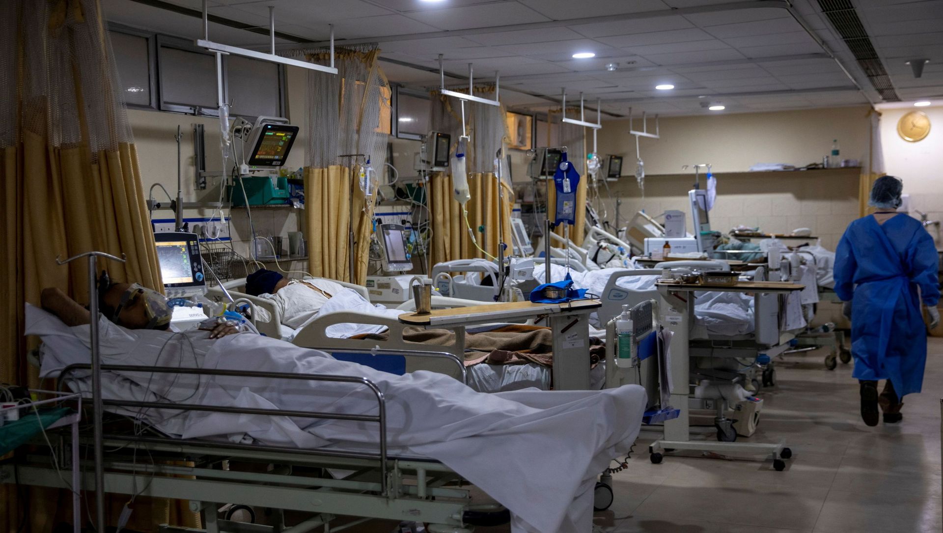 Patients suffering from the coronavirus disease (COVID-19) are seen inside the ICU ward at Holy Family Hospital in New Delhi, India Patients suffering from the coronavirus disease (COVID-19) are seen inside the ICU ward at Holy Family Hospital in New Delhi, India - Sputnik International, 1920, 18.05.2021