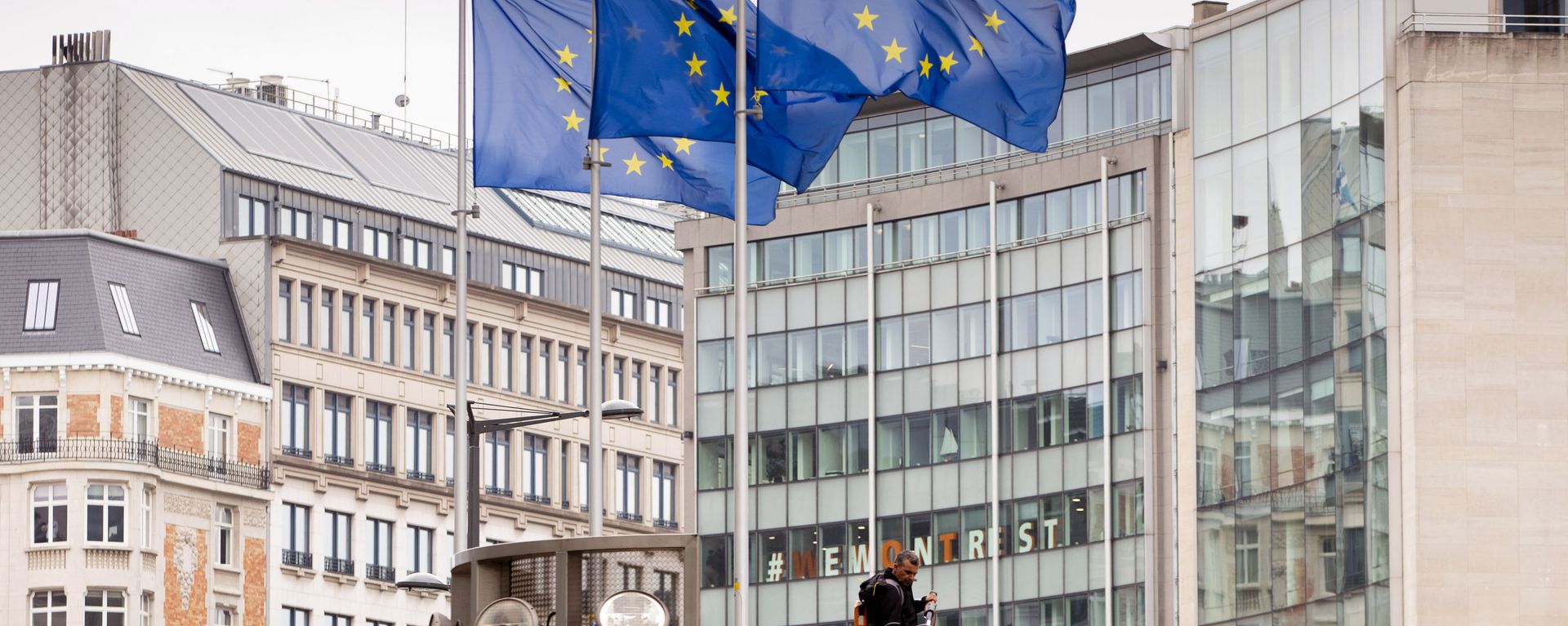 European Union flags flap in the wind as two gardeners work on the outside of EU headquarters in Brussels, Wednesday, Sept. 11, 2019. European Union flags flap in the wind as two gardeners work on the outside of EU headquarters in Brussels, Wednesday, Sept. 11, 2019. - Sputnik International, 1920, 06.10.2022
