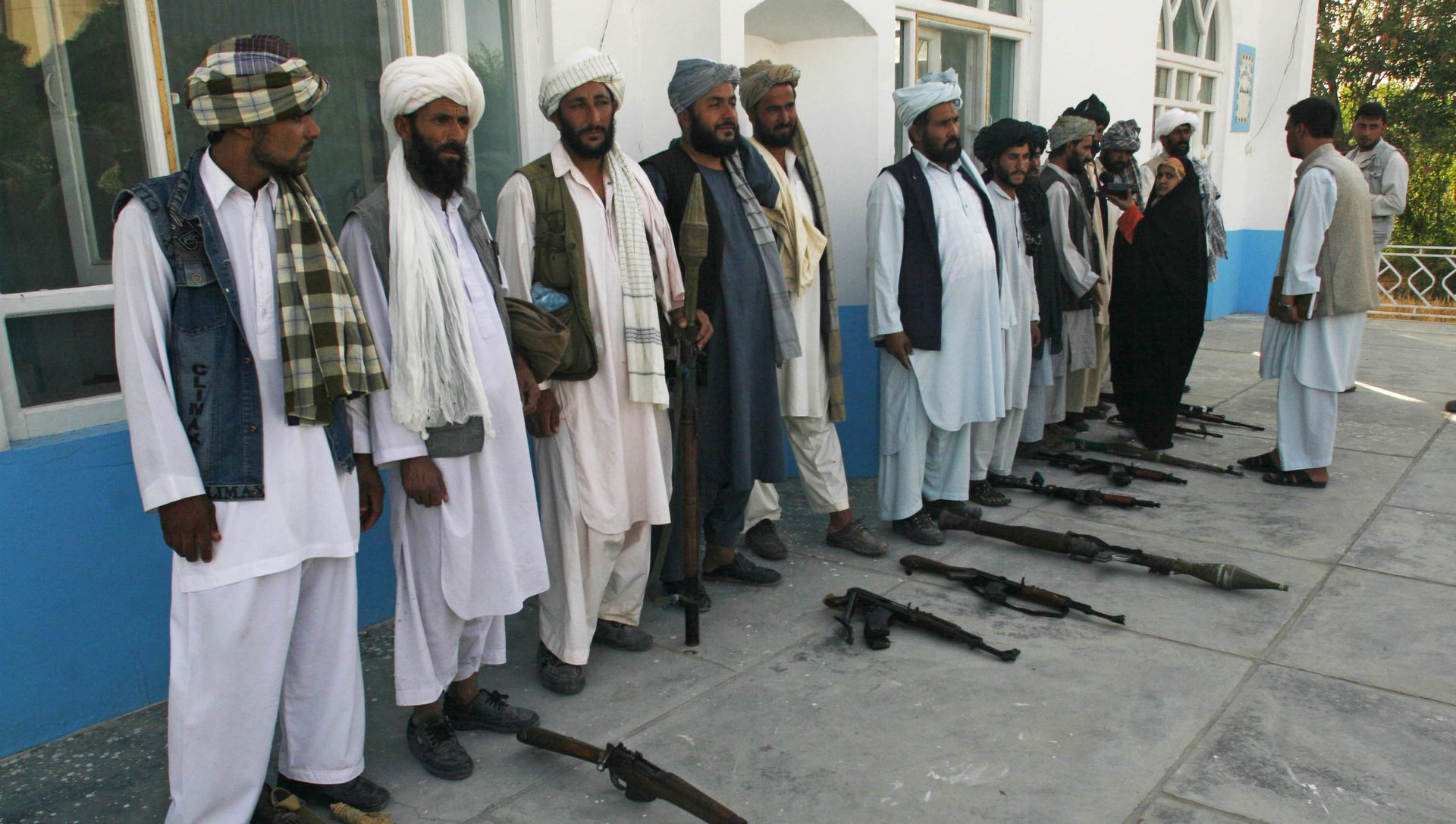 Former Taliban fighters stand in line as they surrender their weapons to Afghan authorities in Herat, west of Kabul, Afghanistan, Saturday, June 19, 2010. Former Taliban fighters stand in line as they surrender their weapons to Afghan authorities in Herat, west of Kabul, Afghanistan, Saturday, June 19, 2010. - Sputnik International, 1920, 30.04.2021