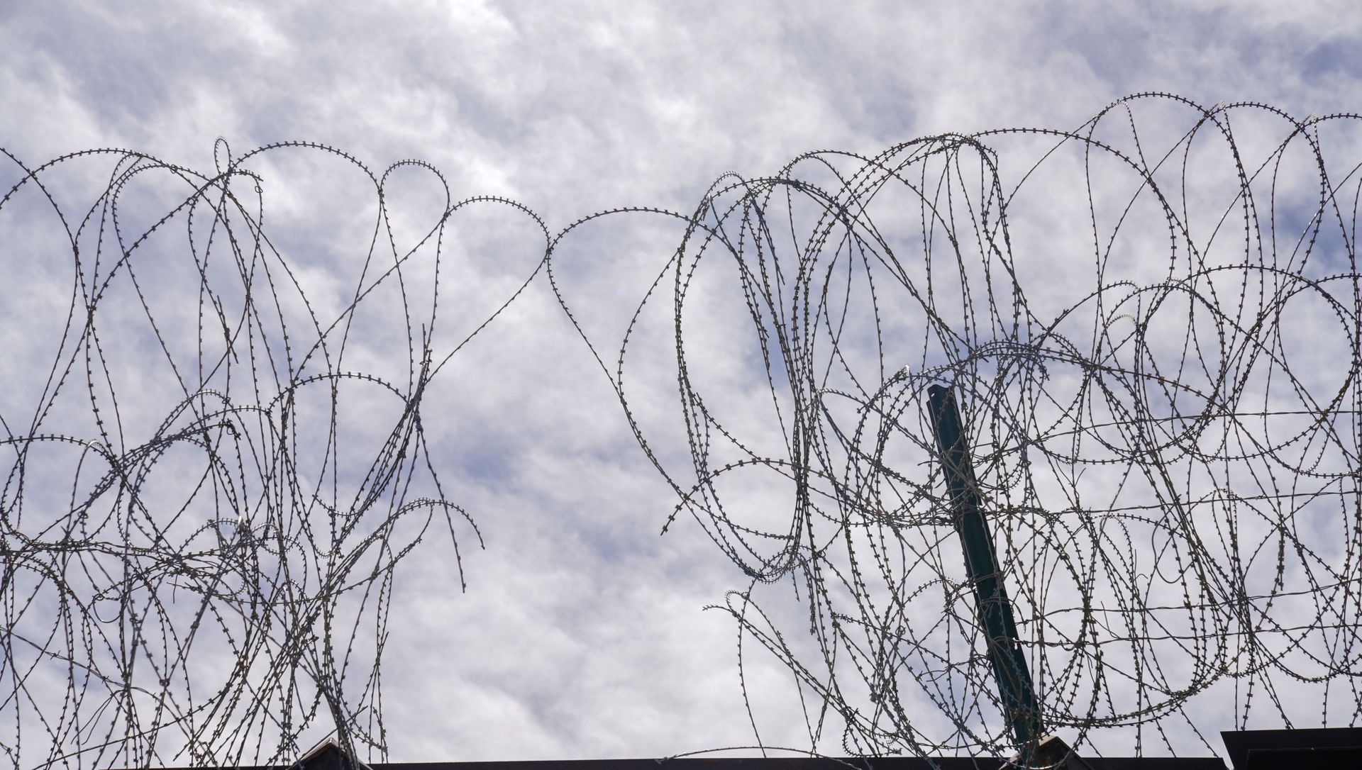 A section of the U.S. border wall razor wire cut by asylum-seeking migrants is seen in Calexico, California, U.S., April 8, 2021. A section of the U.S. border wall razor wire cut by asylum-seeking migrants is seen in Calexico, California, U.S., April 8, 2021. - Sputnik International, 1920, 30.04.2021