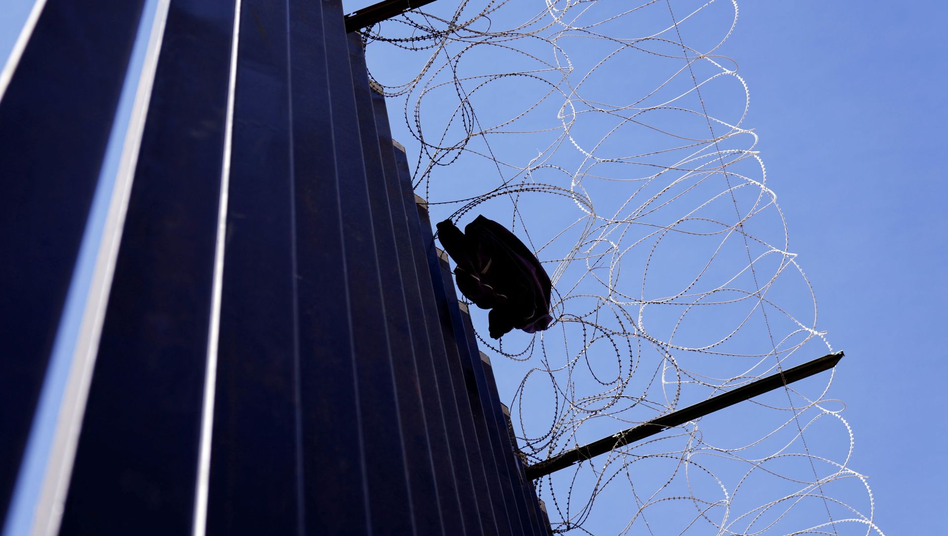 A shirt from a migrant hangs on razor wire at the US border with Mexico in Calexico, California, US, 8 April 2021. A shirt from a migrant hangs on razor wire at the US border with Mexico in Calexico, California, US, 8 April 2021. - Sputnik International, 1920, 03.07.2021
