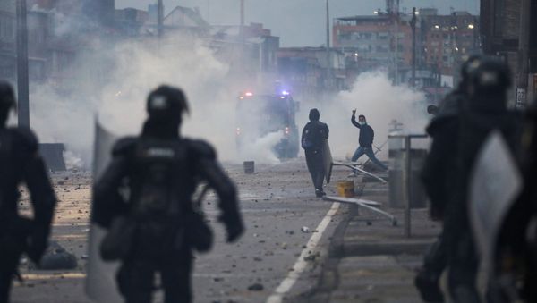 A demonstrator gestures during clashes with security forces during a protest against the tax reform of President Ivan Duque's government in Bogota, Colombia, April 30, 2021. - Sputnik International