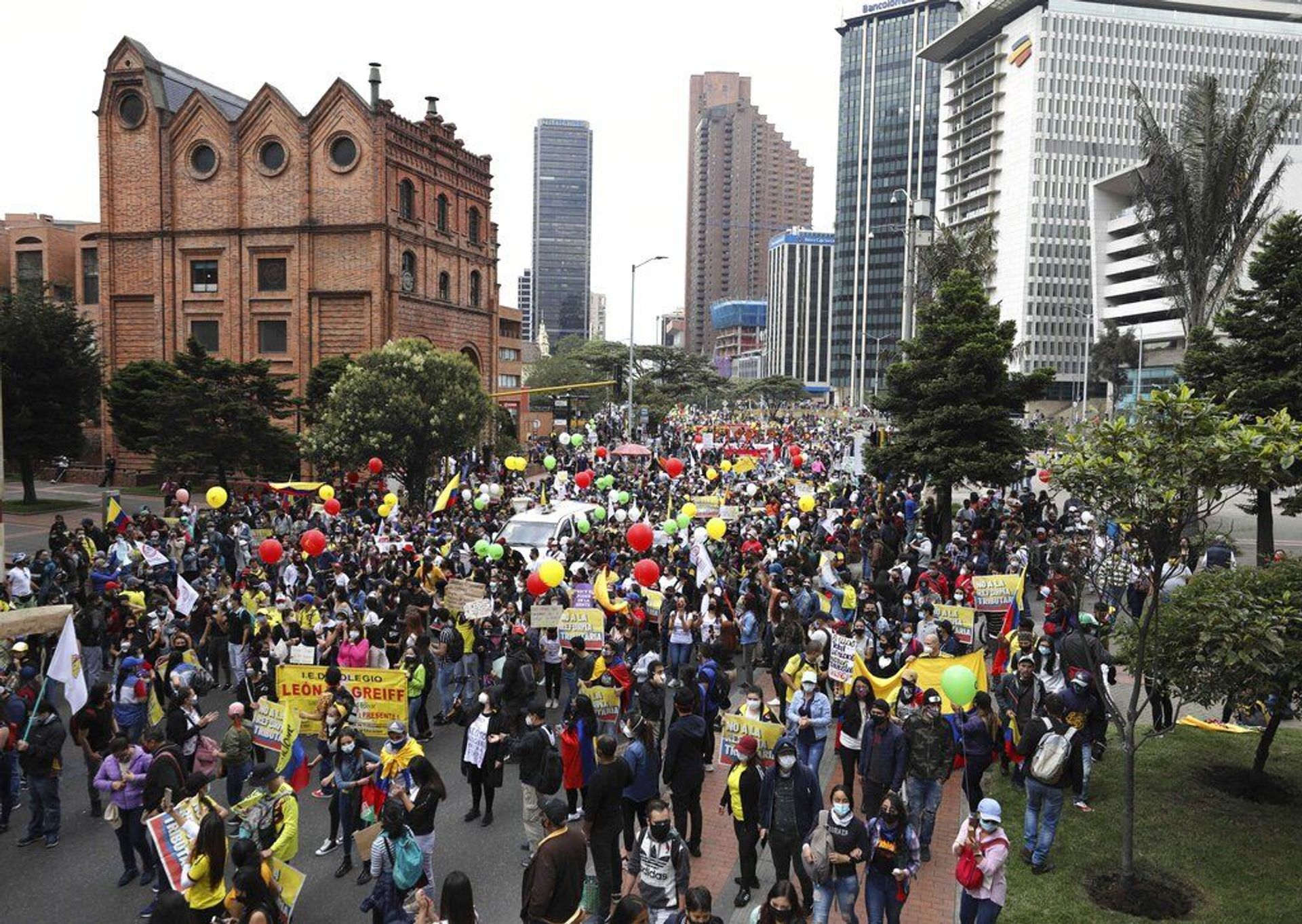 Riots, Vandalism, and Police Officers on Fire: Colombians Protest Proposed Tax Reform – Photo, Video Riots, Vandalism, and Police Officers on Fire: Colombians Protest Proposed Tax Reform – Photo, Video - Sputnik International, 1920, 01.05.2021