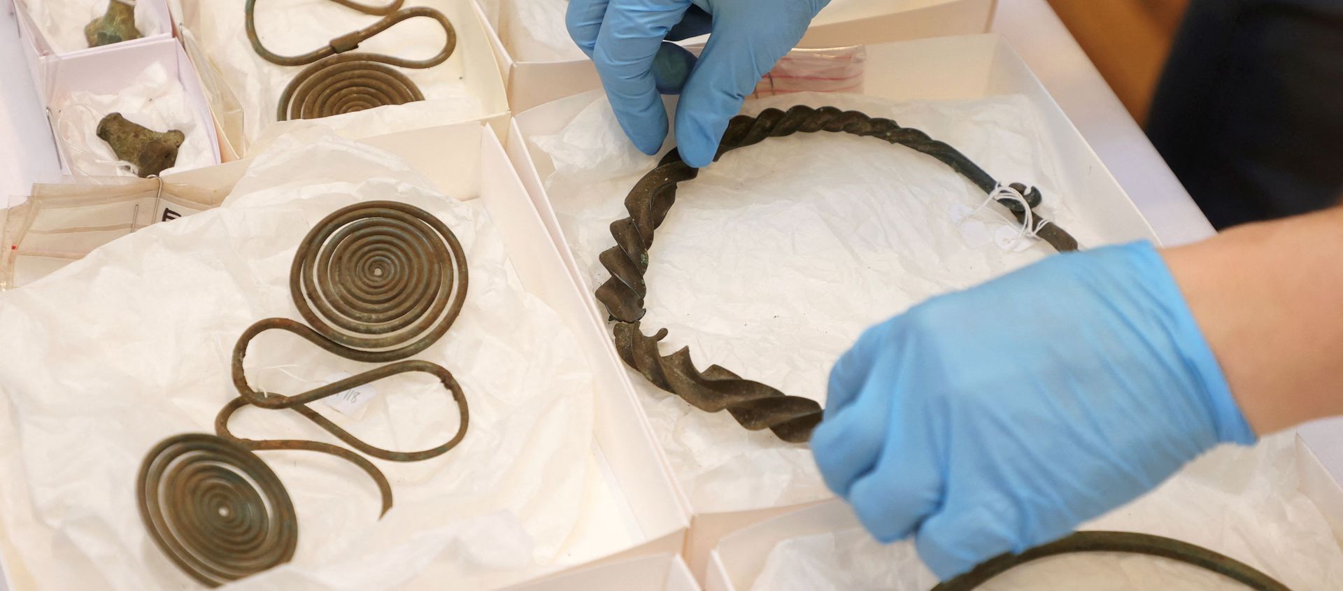 Some objects of a find from the Bronze Age are presented on April 29, 2021 in Gothenburg, Sweden. - Sputnik International, 1920, 01.05.2021