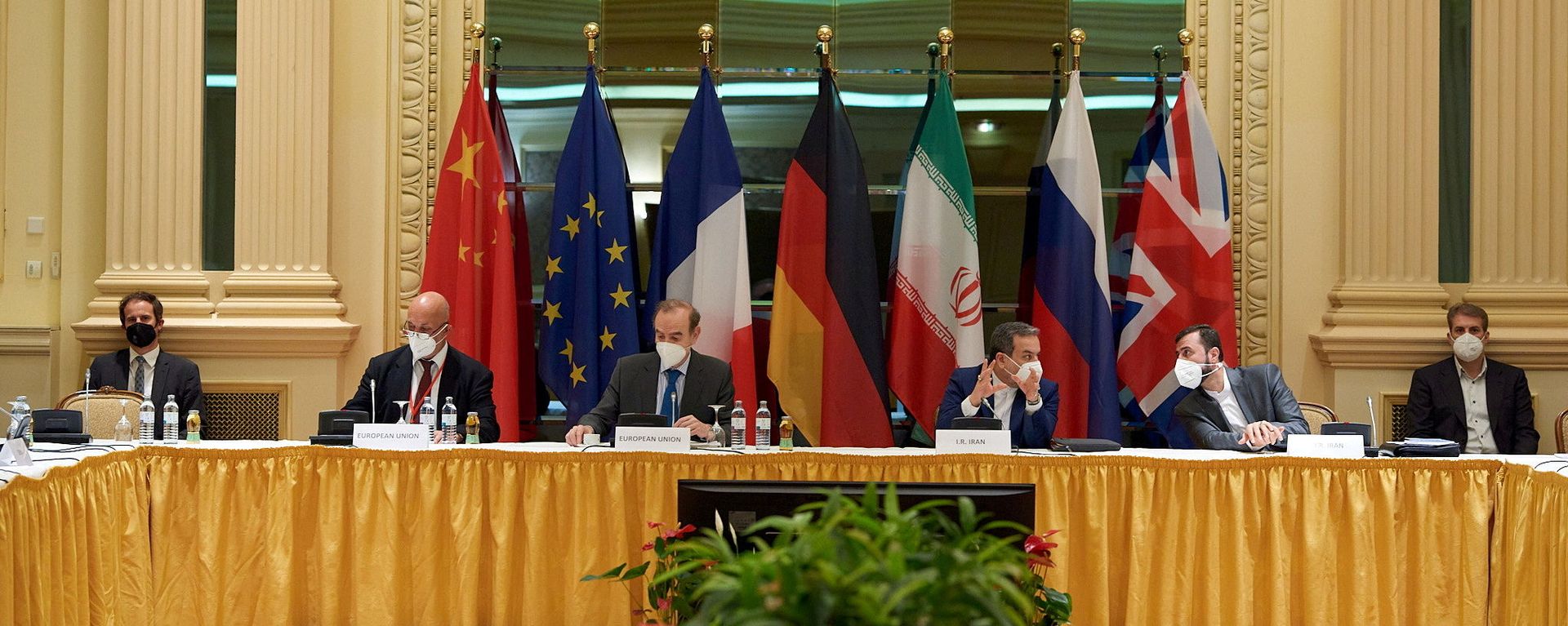 European External Action Service (EEAS) Deputy Secretary General Enrique Mora, Iranian Deputy at Ministry of Foreign Affairs Abbas Araghchi and Iran's ambassador to the U.N. nuclear watchdog Kazem Gharibabadi wait for the start of a meeting of the JCPOA Joint Commission in Vienna, Austria May 1, 2021. EU Delegation in Vienna/Handout via REUTERS  ATTENTION EDITORS - THIS PICTURE WAS PROVIDED BY A THIRD PARTY. - Sputnik International, 1920, 01.05.2021