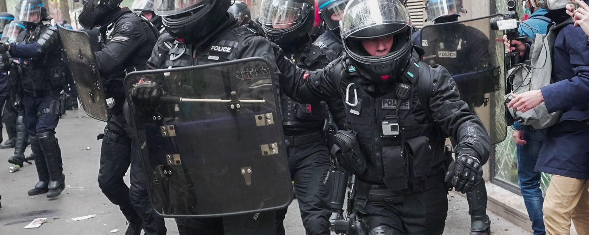 French riot police walk in formation during clashes with protesters as part of the traditional May Day protests, amid the coronavirus disease (COVID-19) outbreak in Paris, France, May 1, 2021. French riot police walk in formation during clashes with protesters as part of the traditional May Day protests, amid the coronavirus disease (COVID-19) outbreak in Paris, France, May 1, 2021. - Sputnik International, 1920, 05.10.2021