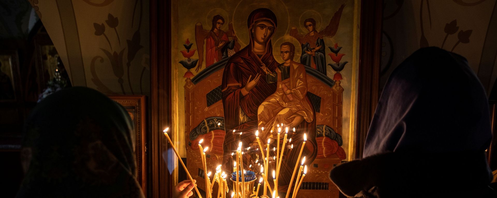 Women light candles in front of an icon on the eve of Orthodox Easter in the Joseph-Volokolamsk monastery in Moscow region, Russia May 1, 2021. - Sputnik International, 1920, 29.03.2022