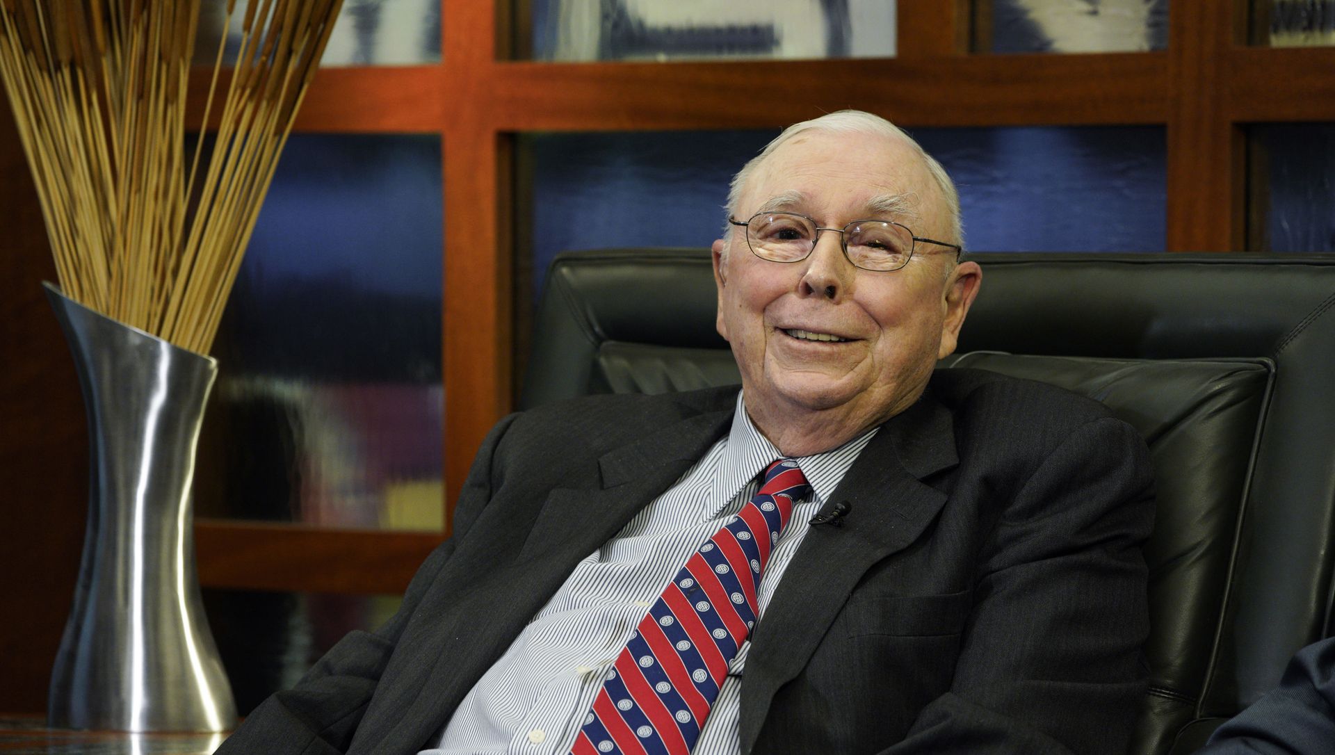 Berkshire Hathaway Vice Chairman Charlie Munger smiles during an interview in Omaha, Neb., Monday, May 7, 2018, with Liz Claman on Fox Business Network's Countdown to the Closing Bell. Berkshire Hathaway Vice Chairman Charlie Munger smiles during an interview in Omaha, Neb., Monday, May 7, 2018, with Liz Claman on Fox Business Network's Countdown to the Closing Bell. - Sputnik International, 1920, 02.05.2021