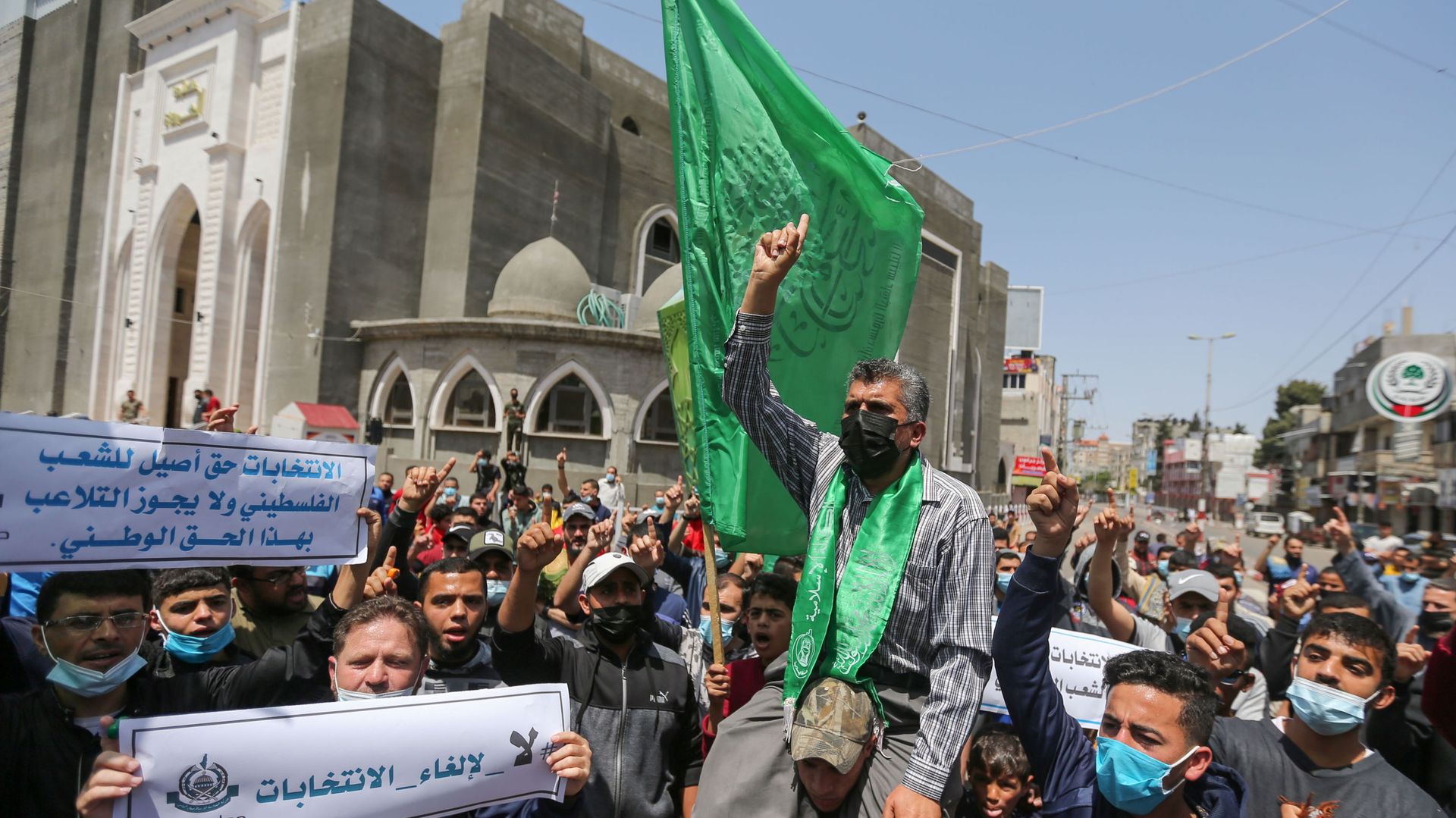 Hamas supporters take part in a protest against Palestinian President Mahmoud Abbas' decision to postpone planned parliamentary elections, in the southern Gaza Strip on April 30, 2021. Hamas supporters take part in a protest against Palestinian President Mahmoud Abbas' decision to postpone planned parliamentary elections, in the southern Gaza Strip on April 30, 2021. - Sputnik International, 1920, 26.05.2021