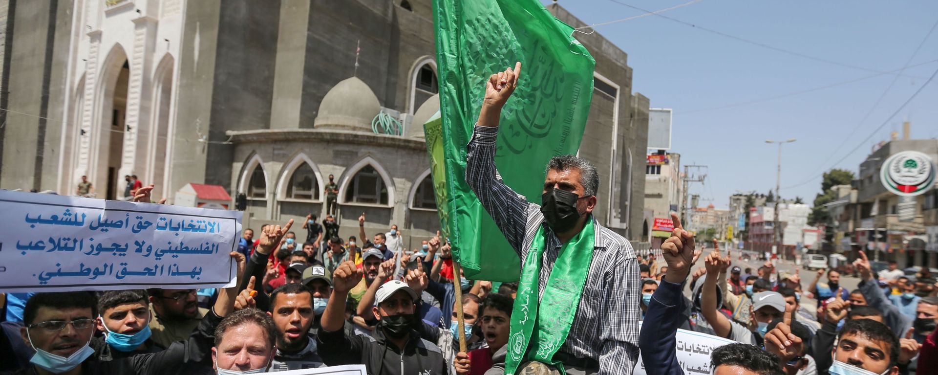 Hamas supporters take part in a protest against Palestinian President Mahmoud Abbas' decision to postpone planned parliamentary elections, in the southern Gaza Strip on April 30, 2021.  - Sputnik International, 1920, 26.05.2021
