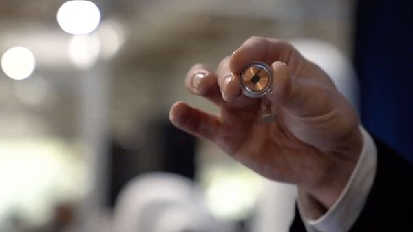 This video grab made from the online Neuralink livestream shows the Neuralink disk implant held by Elon Musk during the presentation on August 28, 2020. - Futurist entrepreneur Elon Musk late August 28 demonstrated progress made by his Neuralink startup in meshing brains with computers, saying the work is vital to the future of humanity. (Photo by - / Neuralink / AFP)  - Sputnik International