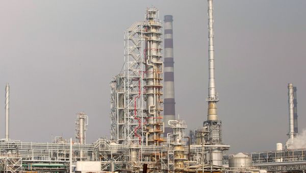 The oil refinery near Mozyr, Belarus, on a branch of the Druzhba oil pipeline. - Sputnik International
