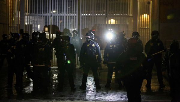 Law enforcement confront protesters as they gather outside Portland's Immigration and Customs Enforcement building on May Day in Portland, Oregon, U.S., May 1, 2021 - Sputnik International