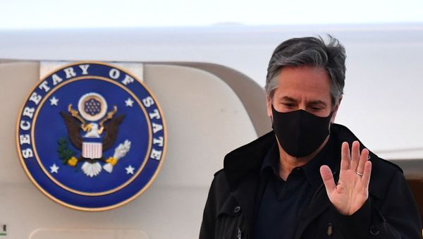 U.S. Secretary of State Antony Blinken gestures as he disembarks after landing at Stansted Airport, outside London, Britain May 2, 2021 ahead of the upcoming G7 foreign ministers meeting. - Sputnik International