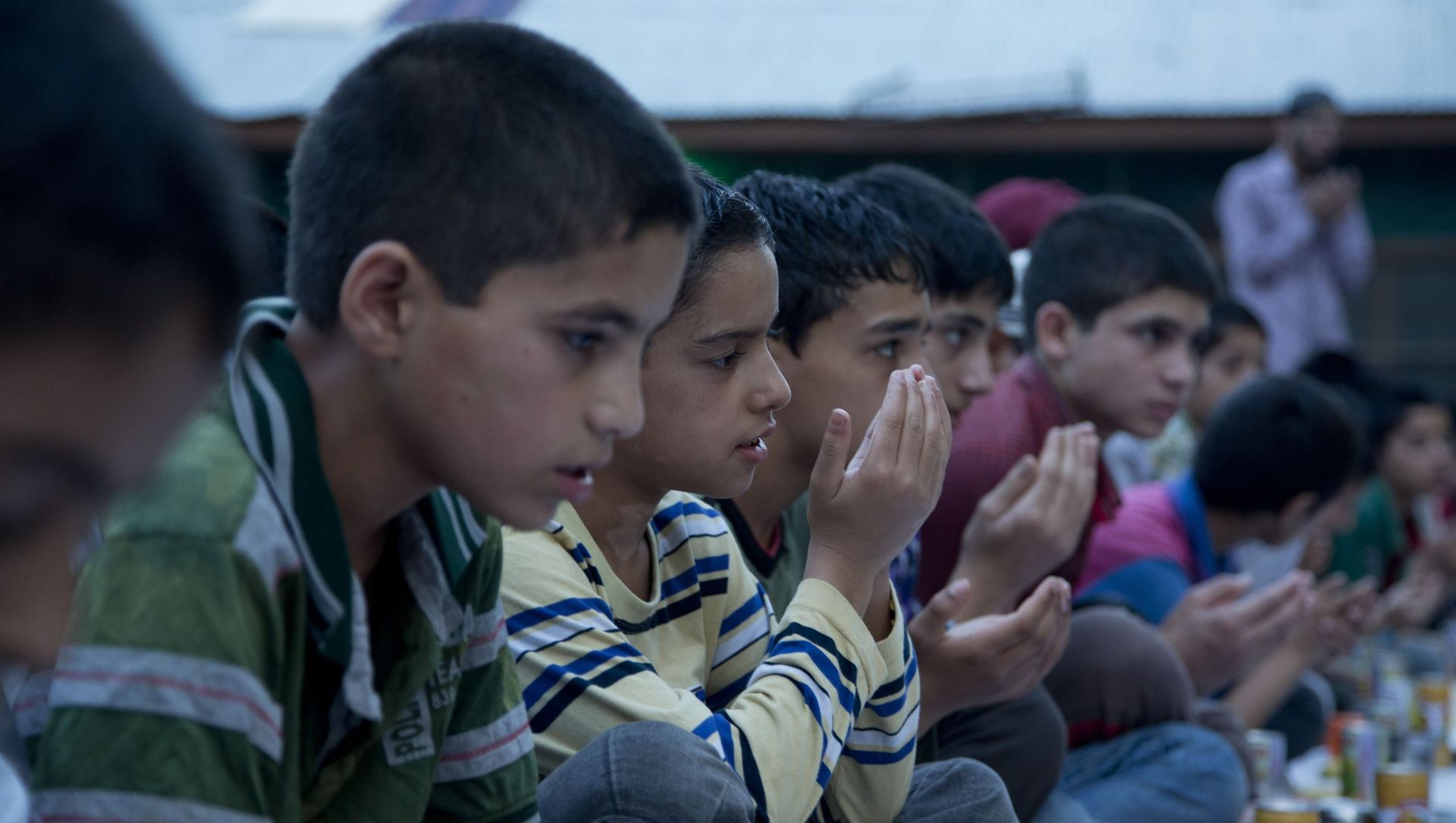 Kashmiri Muslim orphan children pray as they wait to break their day-long fast, at the Rahat Manzil Orphanage in Srinagar, Indian controlled Kashmir, Monday,6 July 2015. (AP Photo/Dar Yasin) Kashmiri Muslim orphan children pray as they wait to break their day-long fast, at the Rahat Manzil Orphanage in Srinagar, Indian controlled Kashmir, Monday,6 July 2015. (AP Photo/Dar Yasin) - Sputnik International, 1920, 03.05.2021