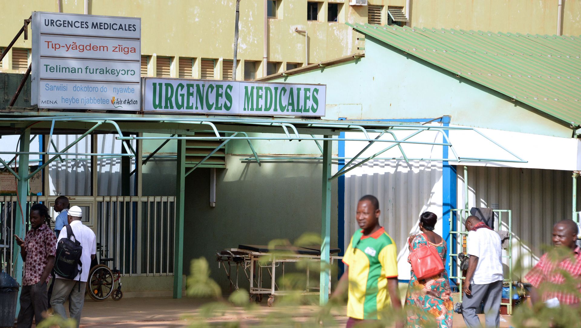 People stand outside the entrance of the emergency services at the Yalgado hospital in Ouagadougou on November 22, 2016, as doctors and health workers started a strike launched by the National union of human and animal health workers, to ask for salary hikes and increased allowances. People stand outside the entrance of the emergency services at the Yalgado hospital in Ouagadougou on November 22, 2016, as doctors and health workers started a strike launched by the National union of human and animal health workers, to ask for salary hikes and increased allowances. - Sputnik International, 1920, 03.05.2021