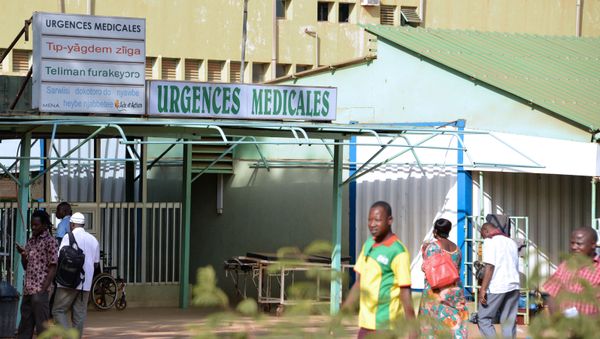 People stand outside the entrance of the emergency services at the Yalgado hospital in Ouagadougou on November 22, 2016, as doctors and health workers started a strike launched by the National union of human and animal health workers, to ask for salary hikes and increased allowances.  - Sputnik International