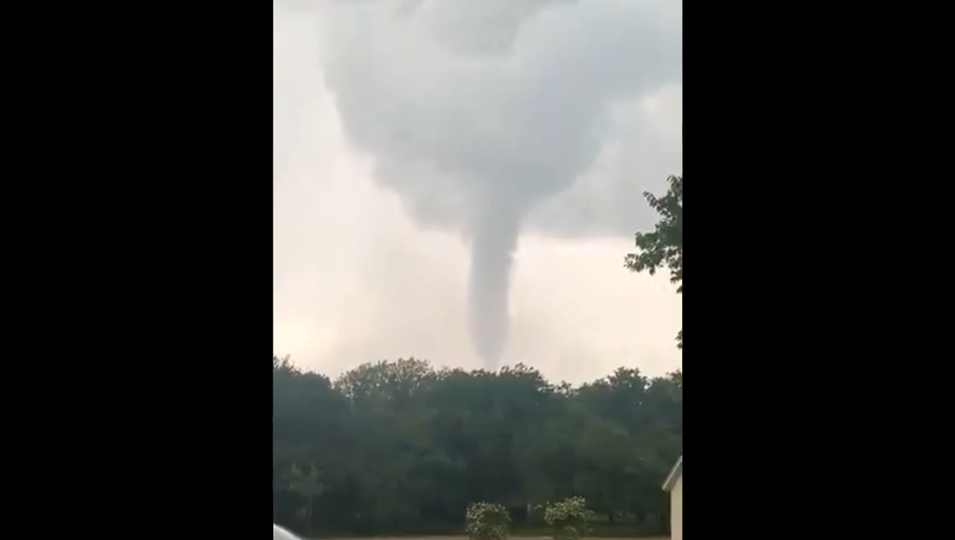 Screenshot from a video allegedly showing a tornado forming in the vicinity of Blum, Texas Screenshot from a video allegedly showing a tornado forming in the vicinity of Blum, Texas - Sputnik International, 1920, 04.05.2021