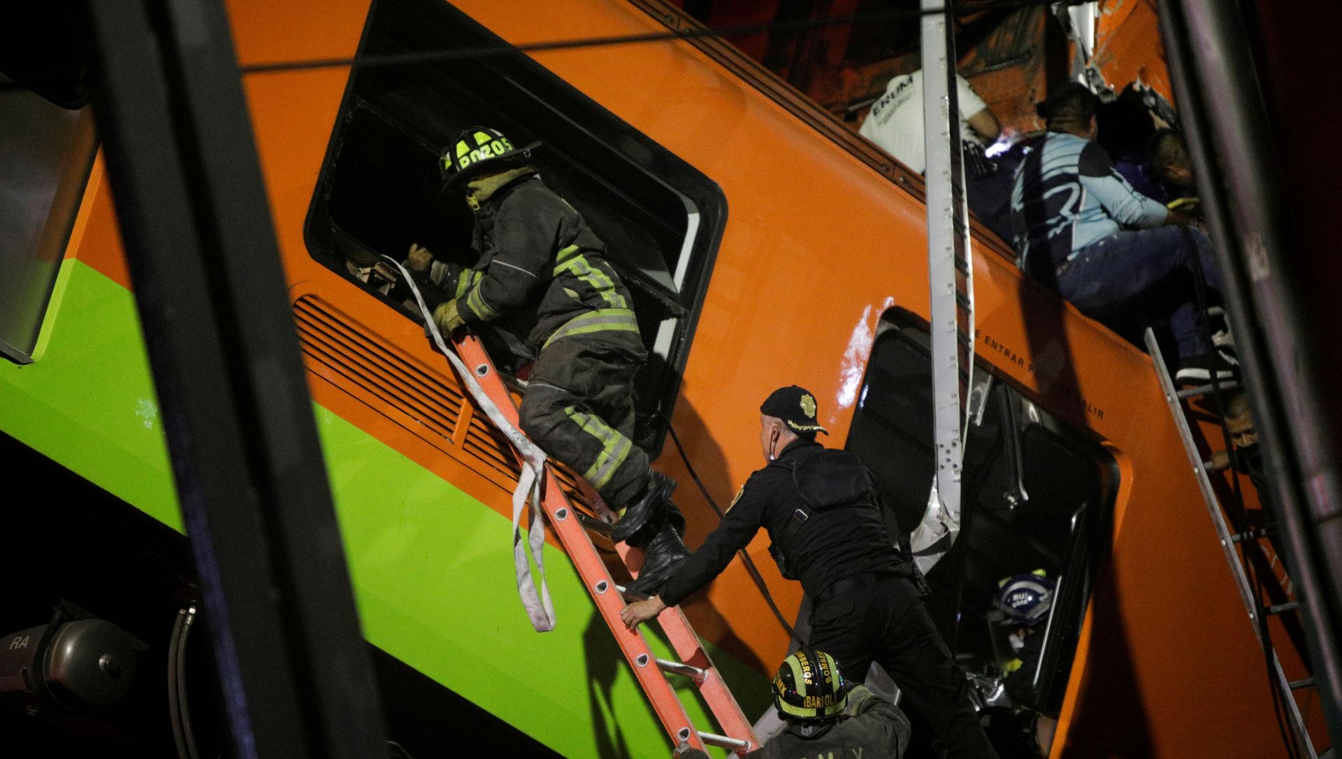 Rescuers work at a site where an overpass for a metro partially collapsed with train cars on it at Olivos station in Mexico City, Mexico May 3, 2021. REUTERS/Luis Cortes Rescuers work at a site where an overpass for a metro partially collapsed with train cars on it at Olivos station in Mexico City, Mexico May 3, 2021. REUTERS/Luis Cortes - Sputnik International, 1920, 04.05.2021