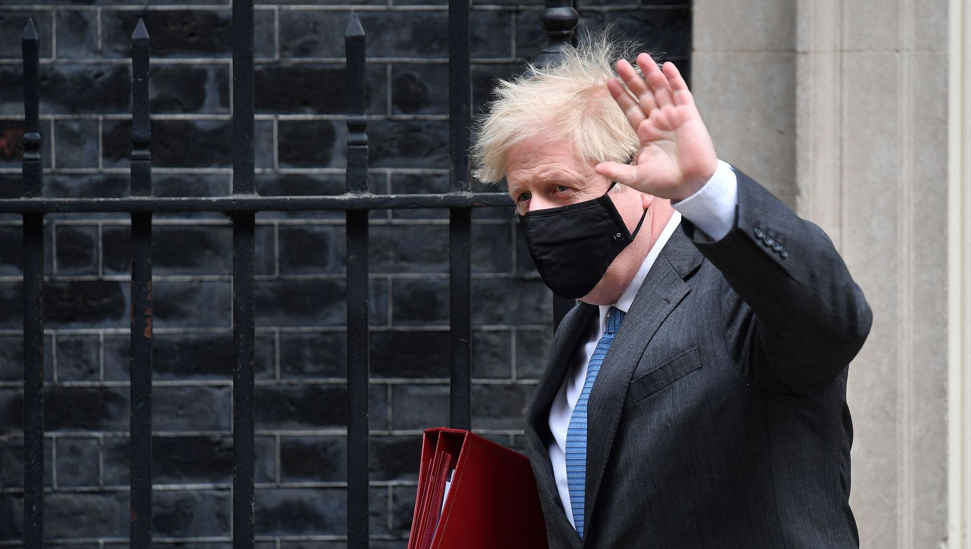 Britain's Prime Minister Boris Johnson leaves 10 Downing Street in central London on April 28, 2021, to take part in the weekly session of Prime Minister's Questions (PMQs) at the House of Commons Britain's Prime Minister Boris Johnson leaves 10 Downing Street in central London on April 28, 2021, to take part in the weekly session of Prime Minister's Questions (PMQs) at the House of Commons - Sputnik International, 1920, 04.05.2021