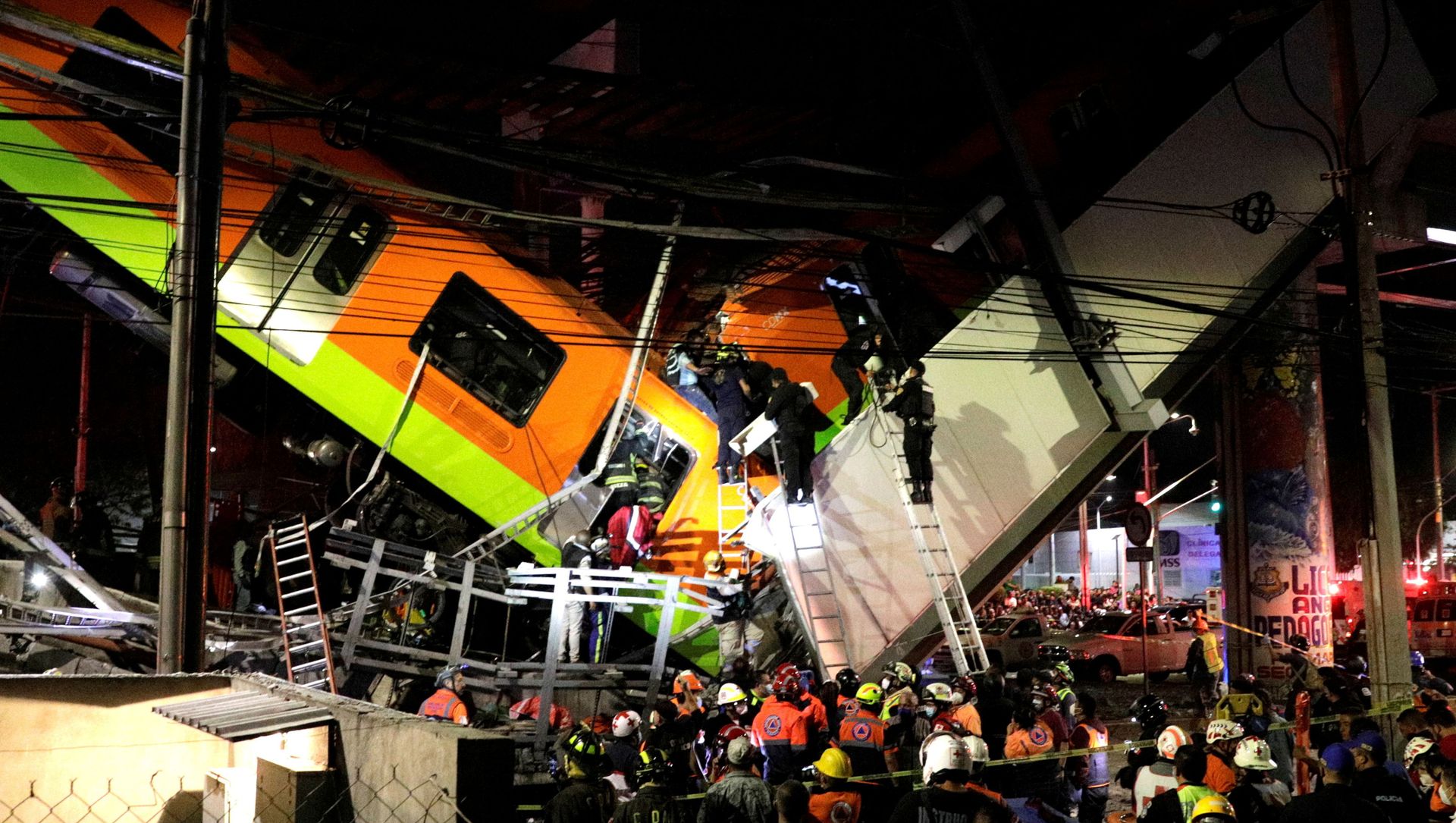 Rescuers work at a site where an overpass for a metro partially collapsed with train cars on it at Olivos station in Mexico City, Mexico May 03, 2021. Rescuers work at a site where an overpass for a metro partially collapsed with train cars on it at Olivos station in Mexico City, Mexico May 03, 2021. - Sputnik International, 1920, 08.05.2021